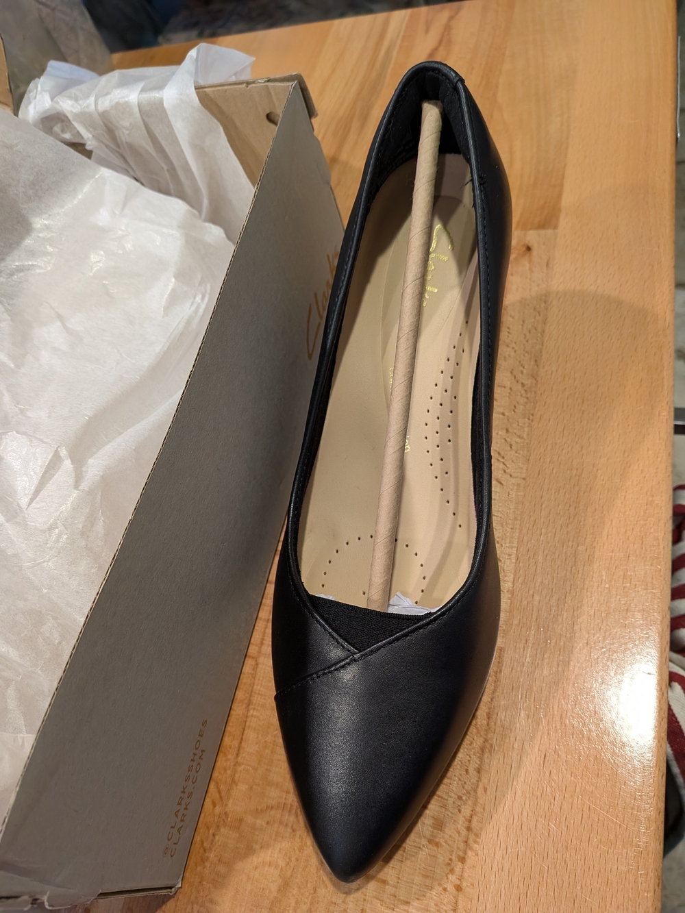 NEW Clarks Black Leather Pointed Toe Women's Flats Size 6M